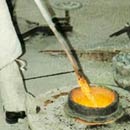 Zeigt das Umrühren des geschmolzenen Metalls vor dem Gießen