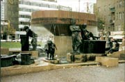 Zeigt die Bronzeplastik "Generationen" von Prof. Waldemar Grzimek in Berlin, Wittenbergplatz