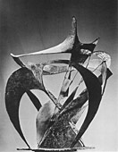Zeigt die Bronzeplastik "Sonnentor" von Erich F. Reuter