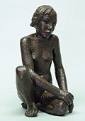Zeigt die Bronzestatue "Sitzendes Mädchen" von Joachim Karsch