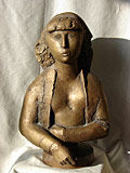 Zeigt die Bronzestatue "Mädchen mit Ohrring" von Prof. Richard Heß