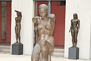 Zeigt die Bronzestatue "Große Kniende" von Ludwig Kasper.